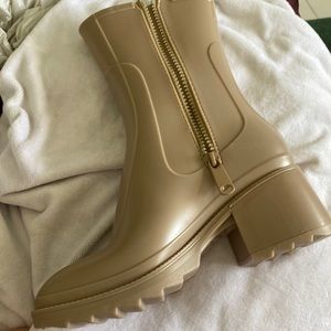 Beige winter boots